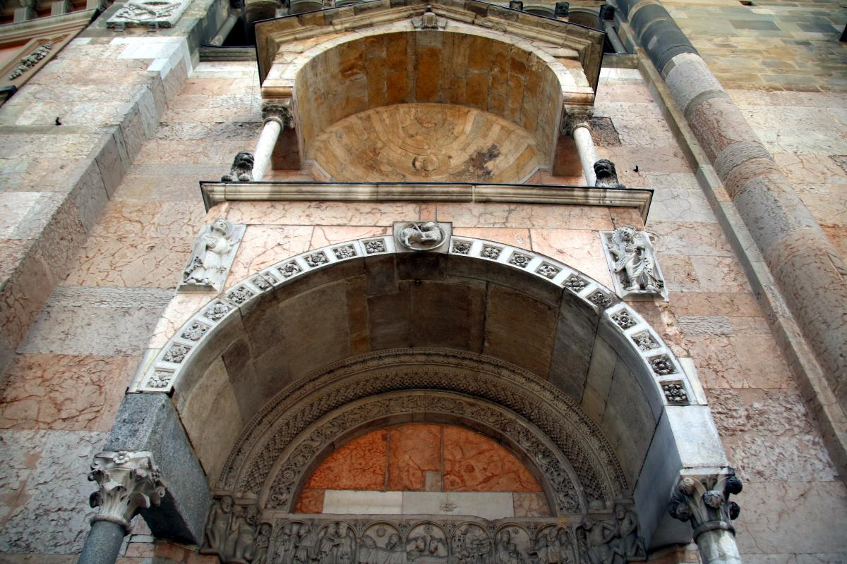 Duomo (Piacenza), portale sinistro, protiro 01 - Mongolo1984