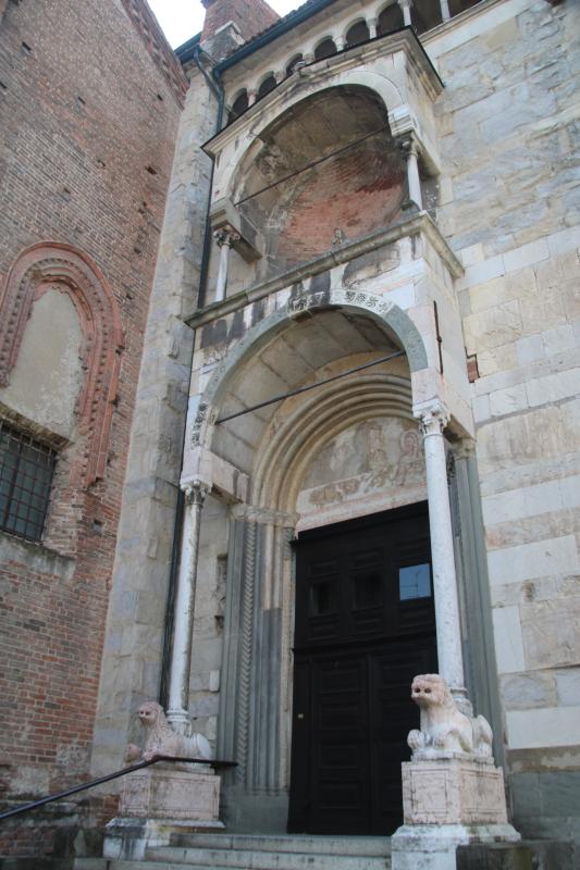 Duomo (Piacenza), doppio protiro 01 - Mongolo1984
