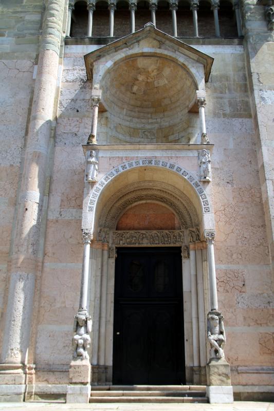 Duomo (Piacenza), portale destro, protiro 03 - Mongolo1984