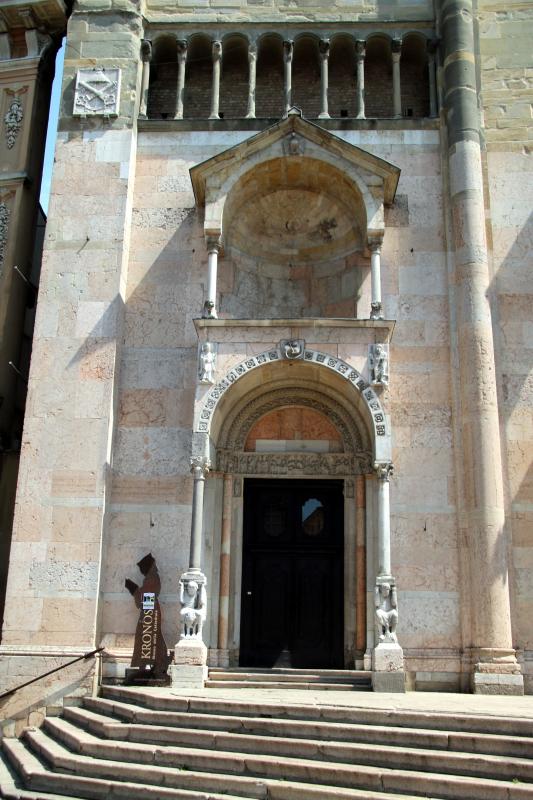 Duomo (Piacenza), portale sinistro, protiro 02 - Mongolo1984