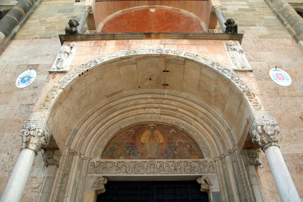 Duomo (Piacenza), portale centrale, protiro 02 - Mongolo1984