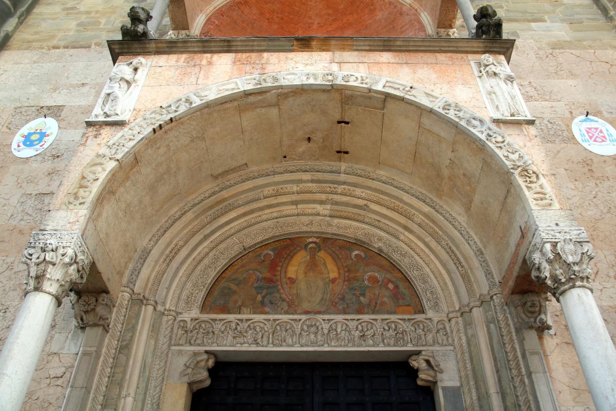 Duomo (Piacenza), portale centrale, protiro 01 - Mongolo1984