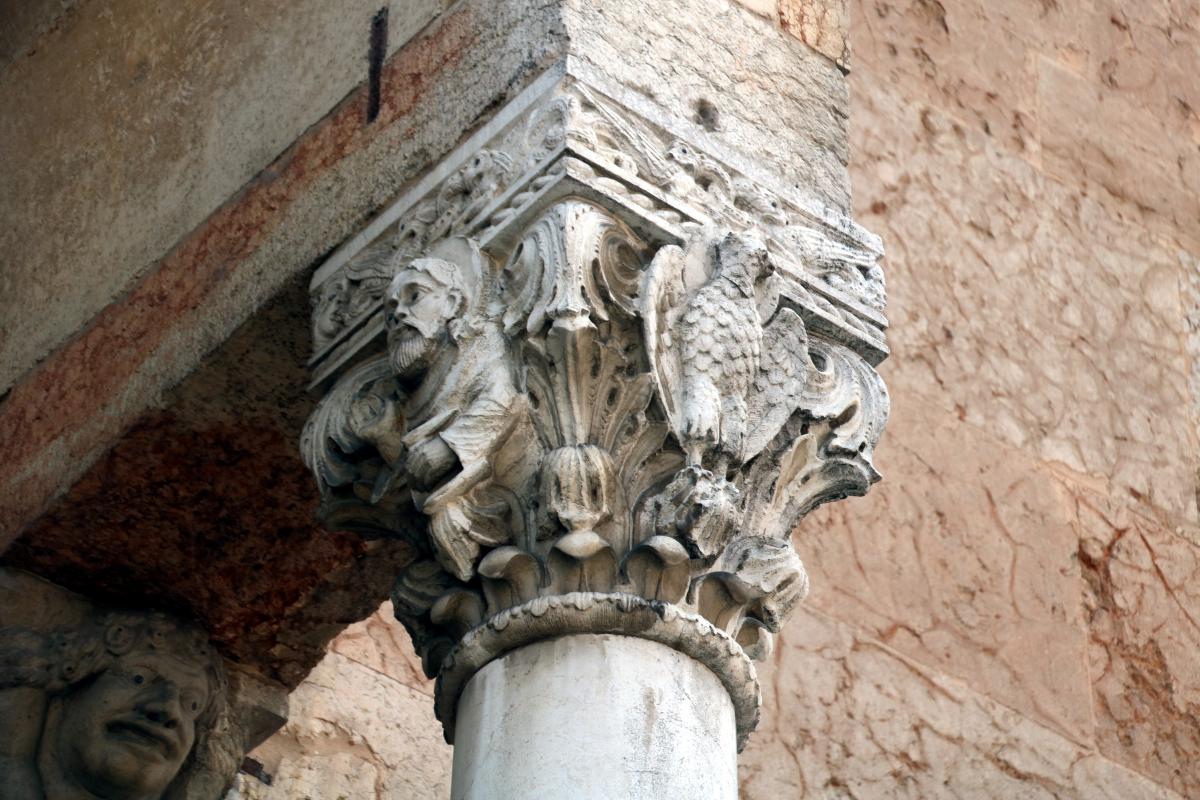 Duomo (Piacenza), portale centrale, capitello 03 - Mongolo1984