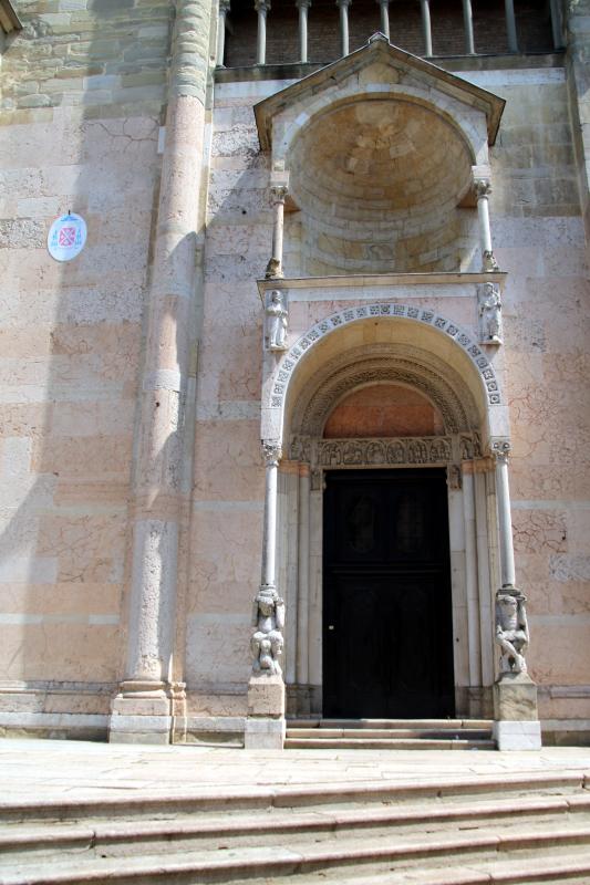 Duomo (Piacenza), portale destro, protiro 02 - Mongolo1984