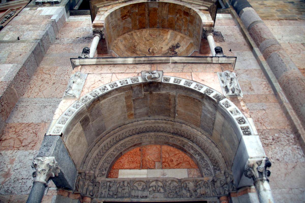Duomo (Piacenza), portale sinistro, protiro 012 - Mongolo1984