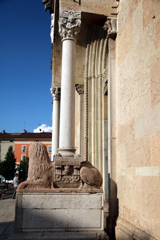 Duomo (Piacenza), portale centrale, leone stiloforo 04 - Mongolo1984