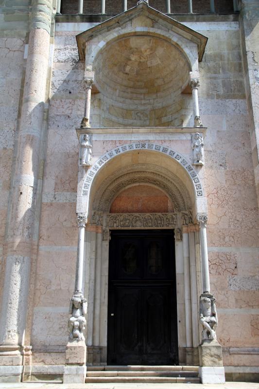 Duomo (Piacenza), portale destro, protiro 01 - Mongolo1984