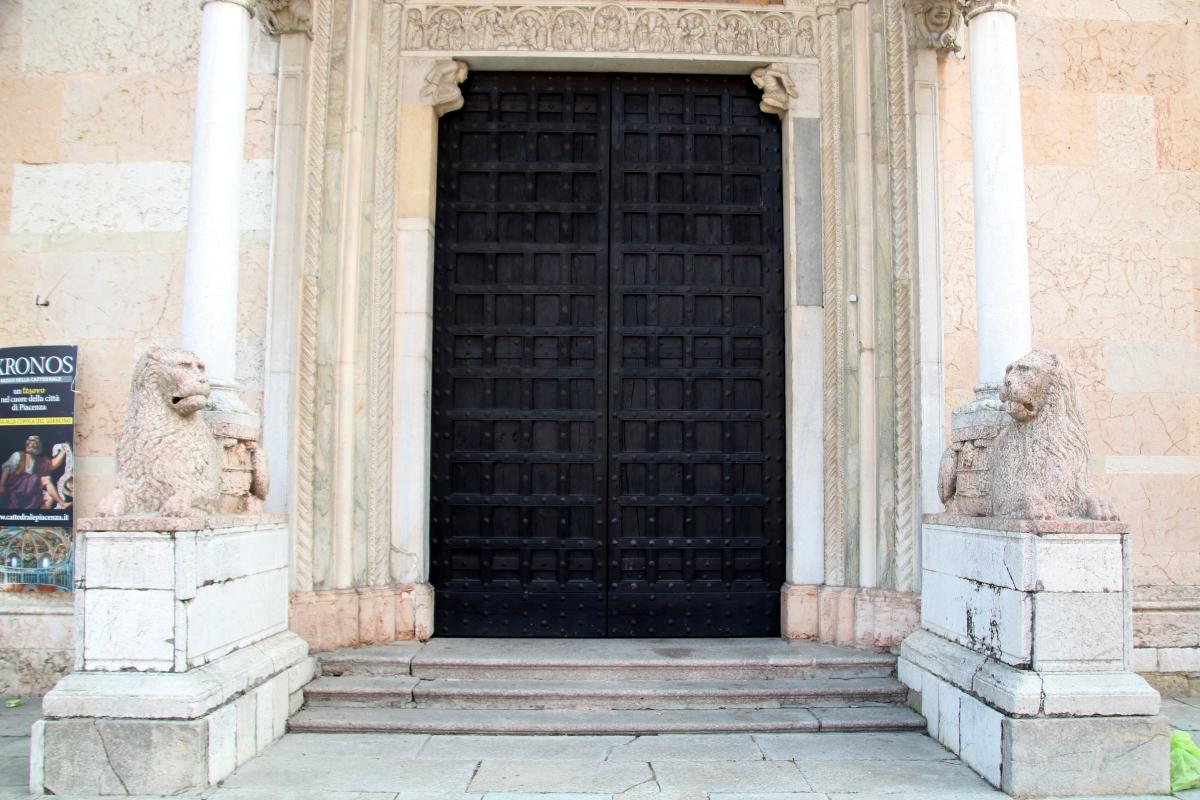 Duomo (Piacenza), portale centrale, leoni stilofori 02 - Mongolo1984