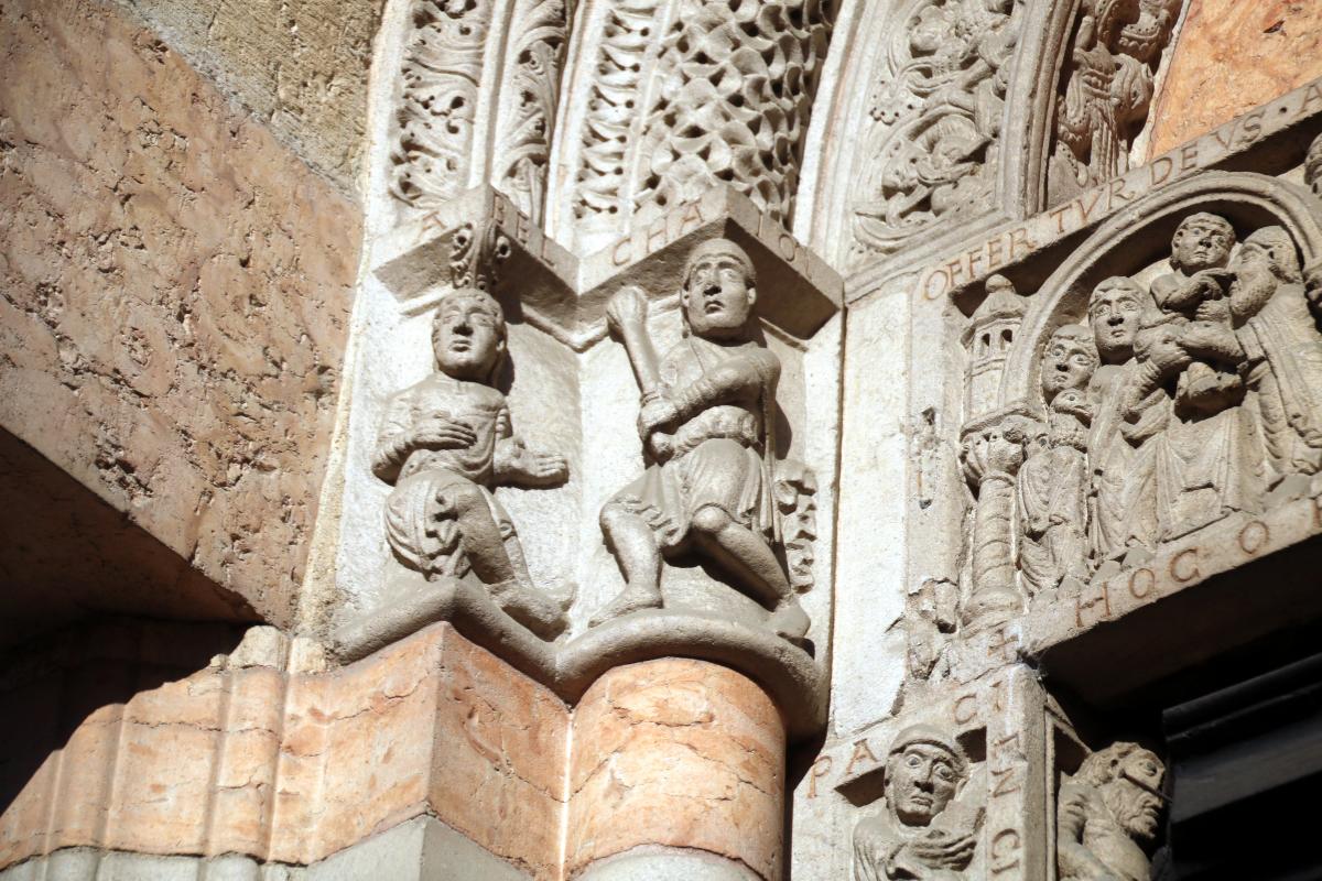 Duomo (Piacenza), portale destro, Caino si appresta acolpire Abele con una mazza 03 - Mongolo1984