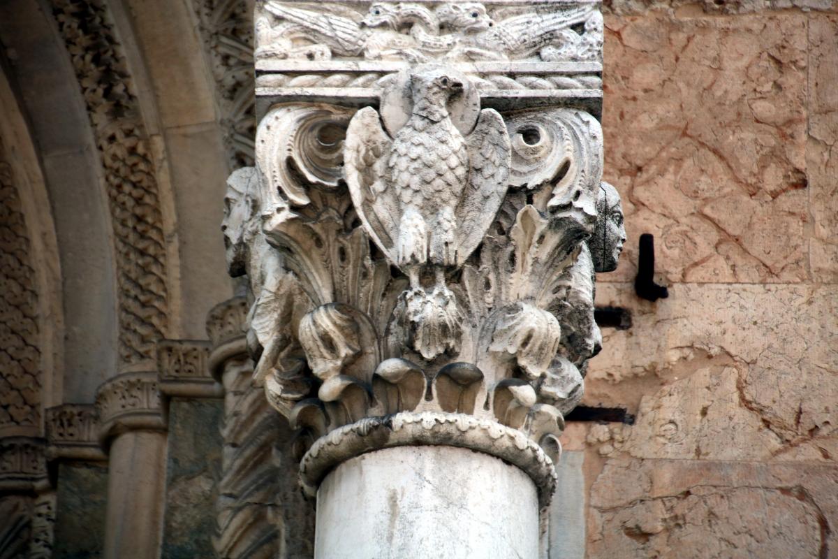 Duomo (Piacenza), portale centrale, capitello 01 - Mongolo1984