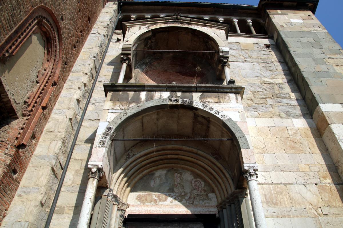 Duomo di Piacenza, portale del lato orientale, con protiro a due piani 04 - Mongolo1984