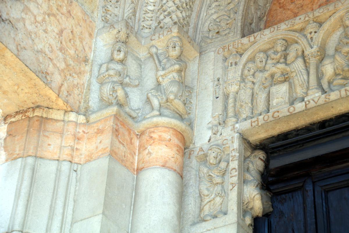 Duomo (Piacenza), portale destro, Caino si appresta acolpire Abele con una mazza 02 - Mongolo1984