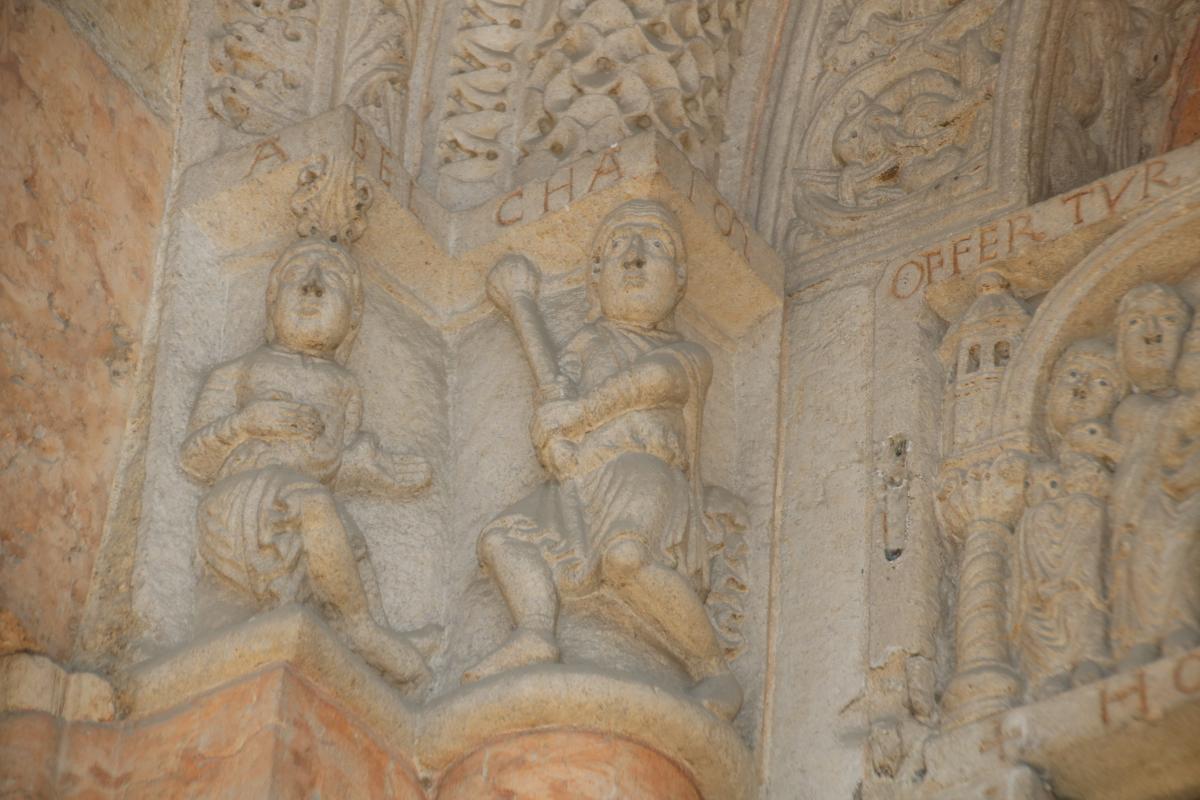 Duomo (Piacenza), portale destro, Caino si appresta acolpire Abele con una mazza 01 - Mongolo1984