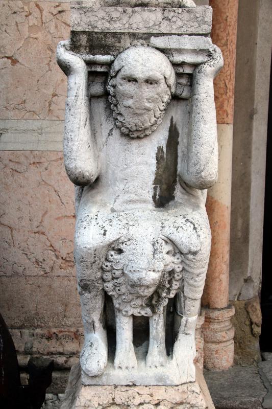 Duomo (Piacenza), portale sinistro, telamone che sorregge la colonna del protiro 01 - Mongolo1984