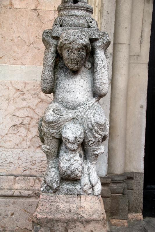 Duomo (Piacenza), portale destro, telamone 08 - Mongolo1984