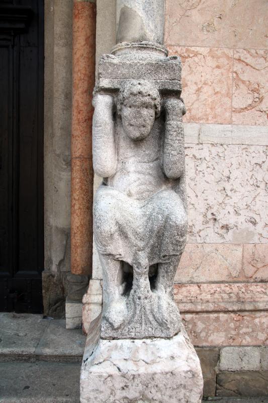 Duomo (Piacenza), portale sinistro, telamone che sorregge la colonna del protiro 04 - Mongolo1984
