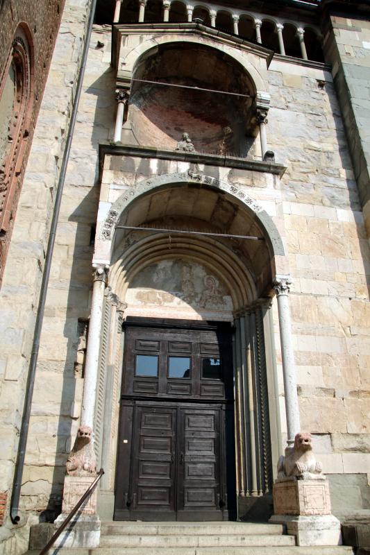 Duomo di Piacenza, portale del lato orientale, con protiro a due piani 01 - Mongolo1984