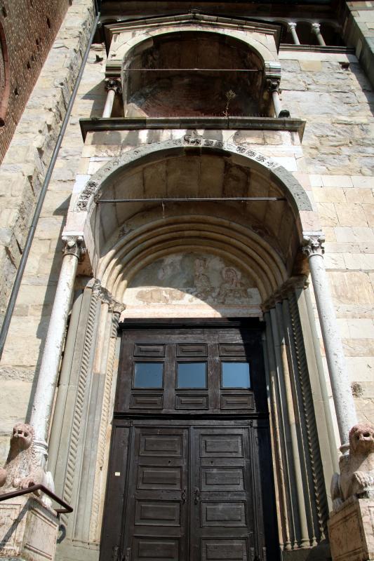 Duomo di Piacenza, portale del lato orientale, con protiro a due piani 05 - Mongolo1984