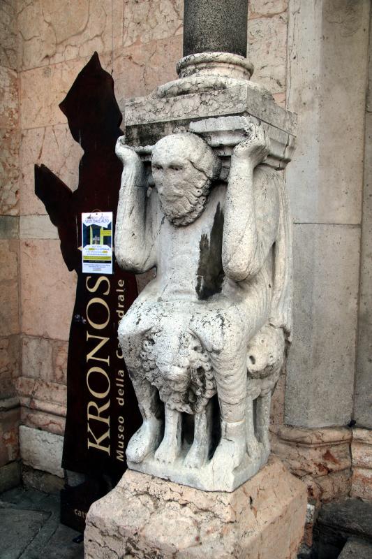 Duomo (Piacenza), portale sinistro, telamone che sorregge la colonna del protiro 02 - Mongolo1984