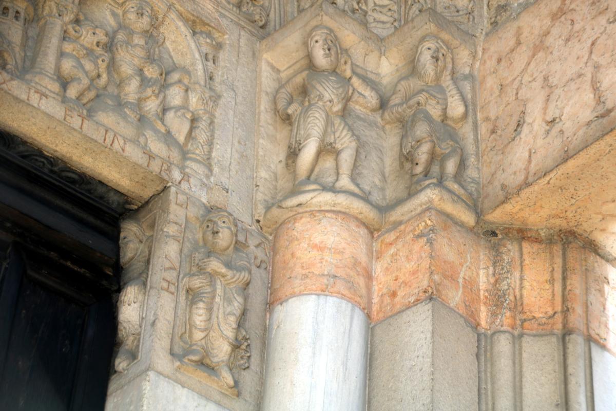 Duomo (Piacenza), portale destro, due personaggi vestiti si allontanano con espressioni colpevoli (Adamo ed Eva?) 03 - Mongolo1984