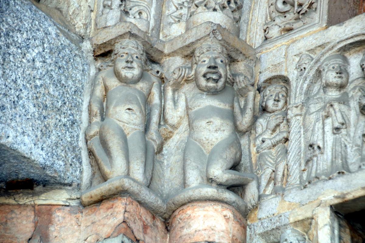 Duomo (Piacenza), portale sinistro, due coppie di figure che rappresentano l'umanità timorosa in preda al peccato 01 - Mongolo1984