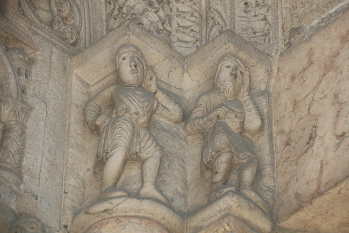 Duomo (Piacenza), portale destro, due personaggi vestiti si allontanano con espressioni colpevoli (Adamo ed Eva?) 01 - Mongolo1984