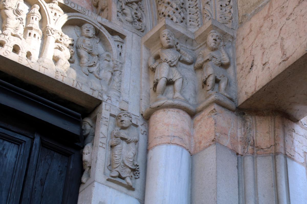 Duomo (Piacenza), portale destro, due personaggi vestiti si allontanano con espressioni colpevoli (Adamo ed Eva?) 04 - Mongolo1984