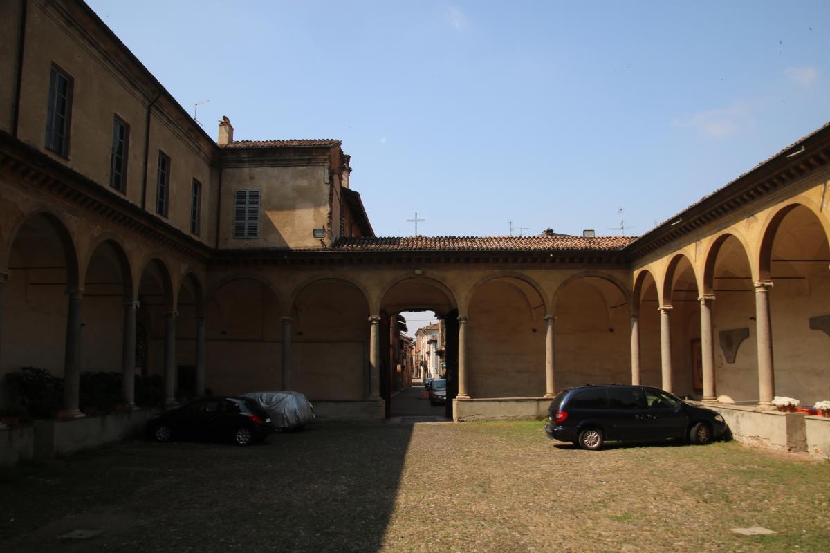 Chiesa di San Sisto (Piacenza), cortile porticato 01 - Mongolo1984