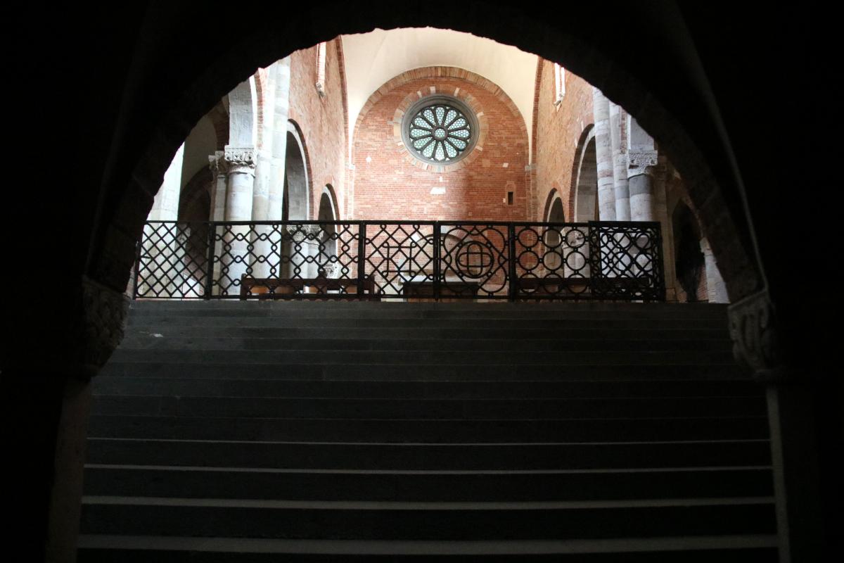 Basilica di San Savino (Piacenza), scalinata della cripta 02 - Mongolo1984