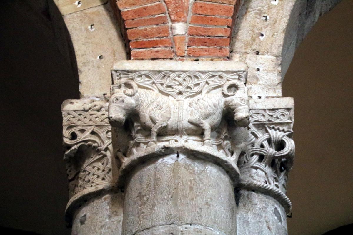 Basilica di San Savino (Piacenza), capitello 09 - Mongolo1984