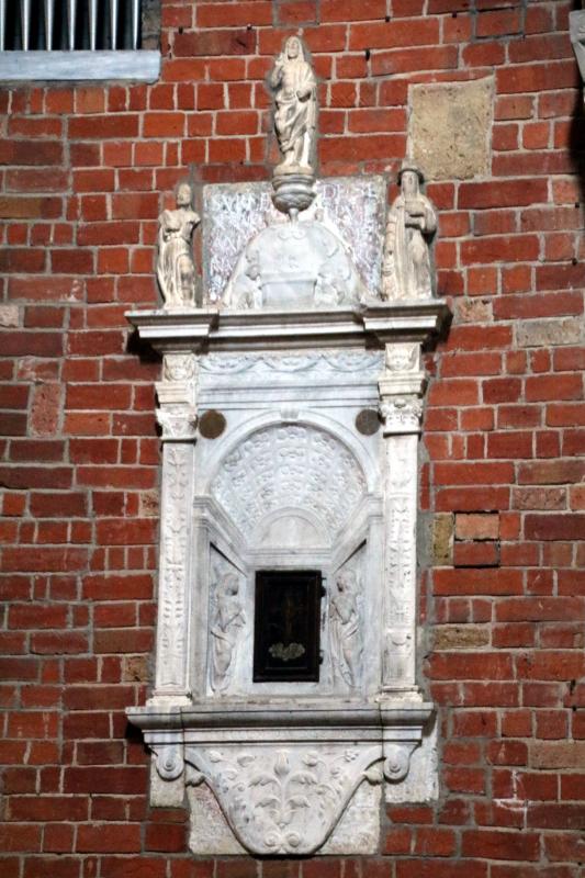 Basilica di San Savino (Piacenza), tabernacolo in marmo 01 - Mongolo1984