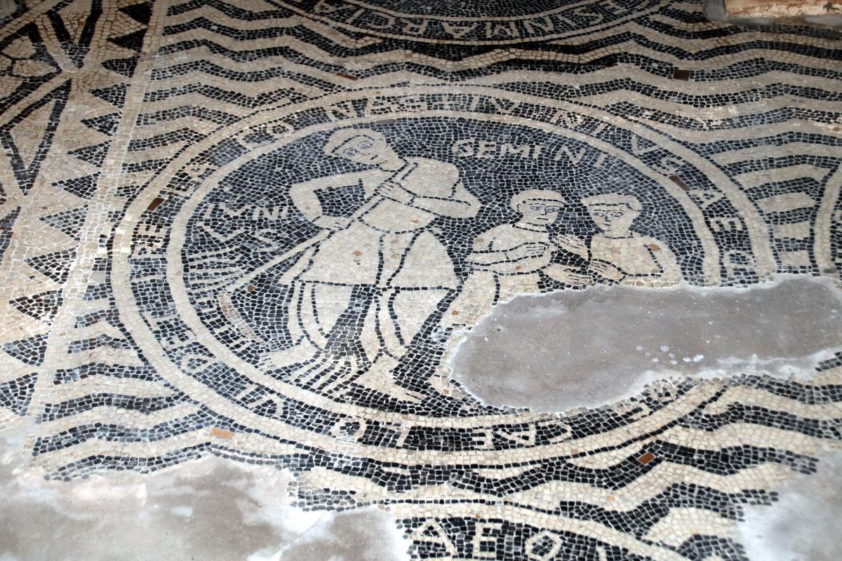 Basilica di San Savino (Piacenza), mosaico con segni zodiacali entro medaglioni, prima metà del secolo xii 14 - Mongolo1984