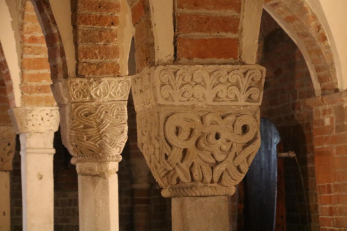 Basilica di San Savino (Piacenza), capitelli della cripta 01 - Mongolo1984