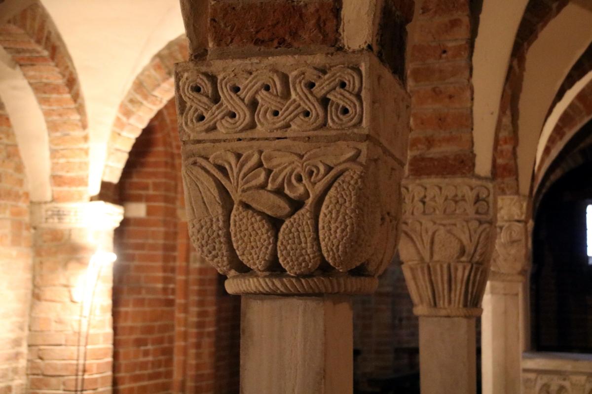 Basilica di San Savino (Piacenza), capitelli della cripta 04 - Mongolo1984