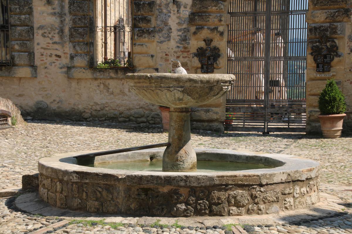 Vigoleno (Vernasca), fontana 01 - Mongolo1984
