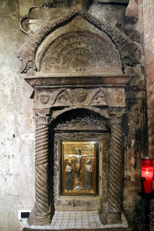 Pieve di San Giorgio (Vigoleno), tabernacolo in pietra scolpita 02 - Mongolo1984