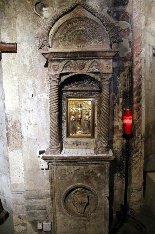 Pieve di San Giorgio (Vigoleno), tabernacolo in pietra scolpita 01 - Mongolo1984