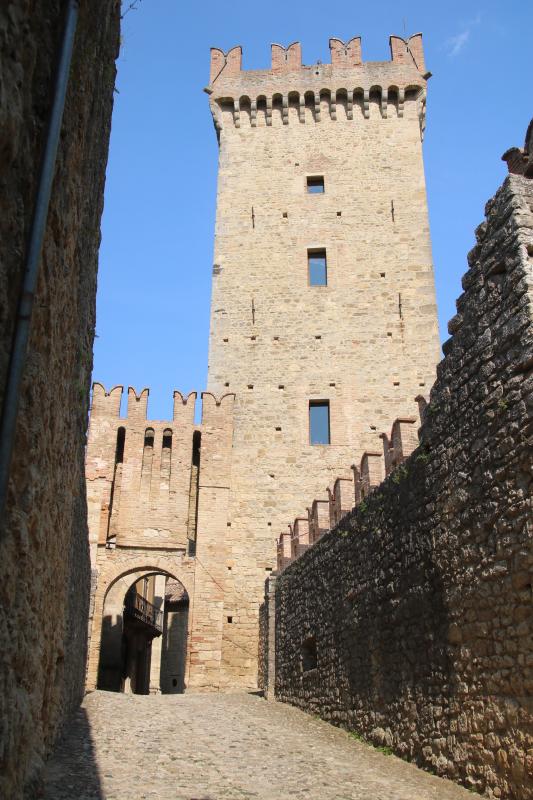 Castello di Vigoleno (Vernasca), rivellino e mastio 03 - Mongolo1984