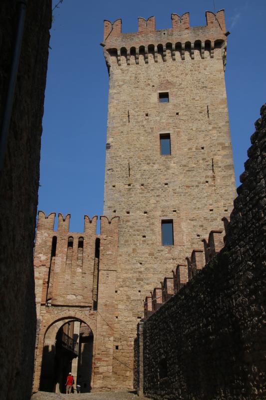 Castello di Vigoleno (Vernasca), rivellino e mastio 01 - Mongolo1984