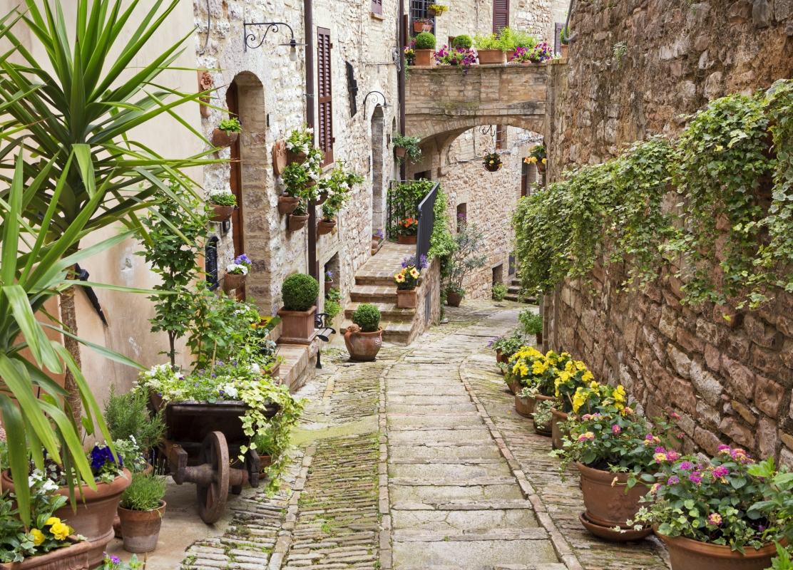 Un caratteristico vicolo fiorito di Spello - ENIT SpA