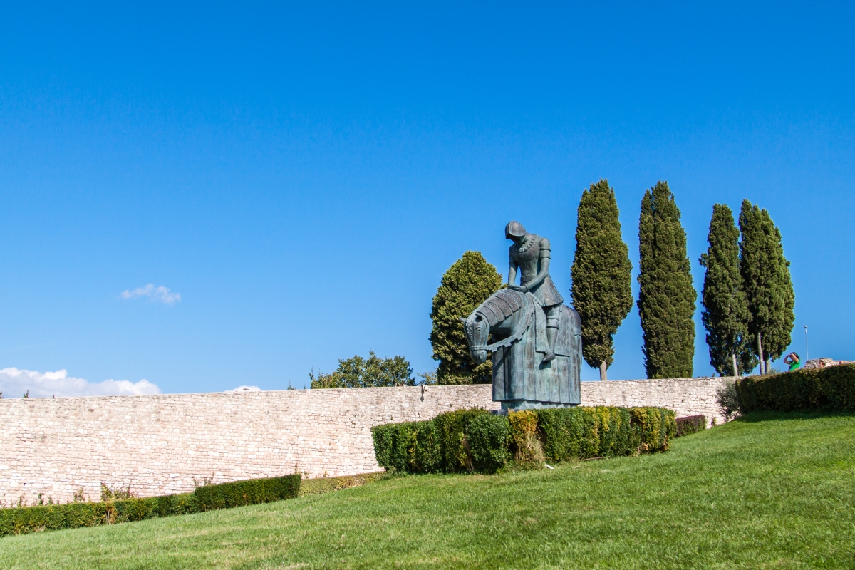 Statue of St. Francis on horseback on the lawn in front of the Basilica - Simone Antonazzo / ENIT SpA