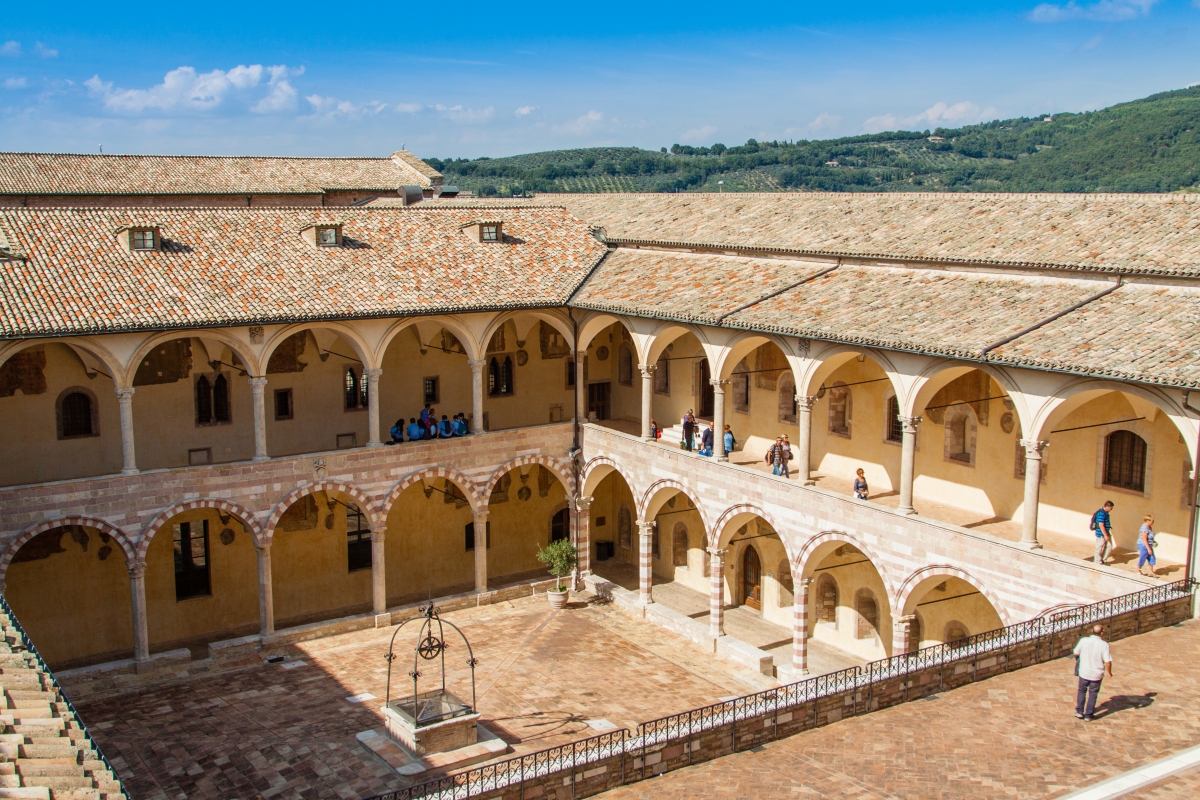 Chiostro Maggiore, o Chiostro di Sisto IV, del Sacro Convento di San Francesco in Assisi - Simone Antonazzo / ENIT SpA