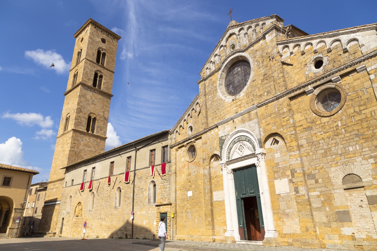Façade and bell tower of Volterra Cathedral - Simone Antonazzo / ENIT SpA