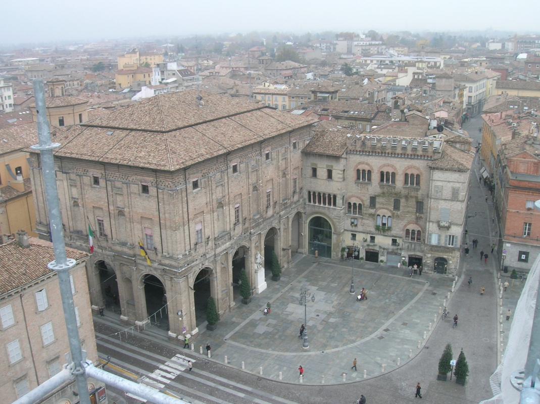 Parma, piazza garibaldi, palazzo del Comune visto dal palazzo del Governatore - Brdlgu