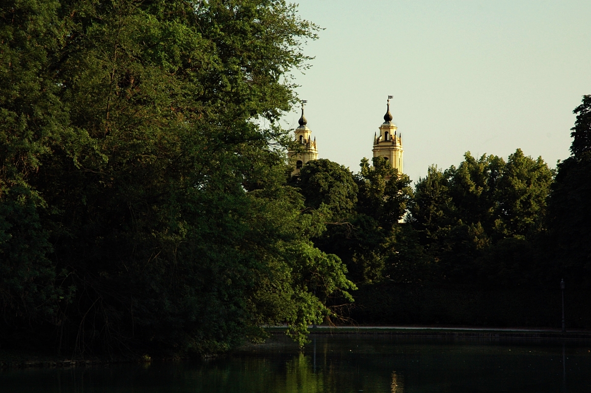 Torri della chiesa di s. francesco di paola viste dal parco ducale - Virgi24