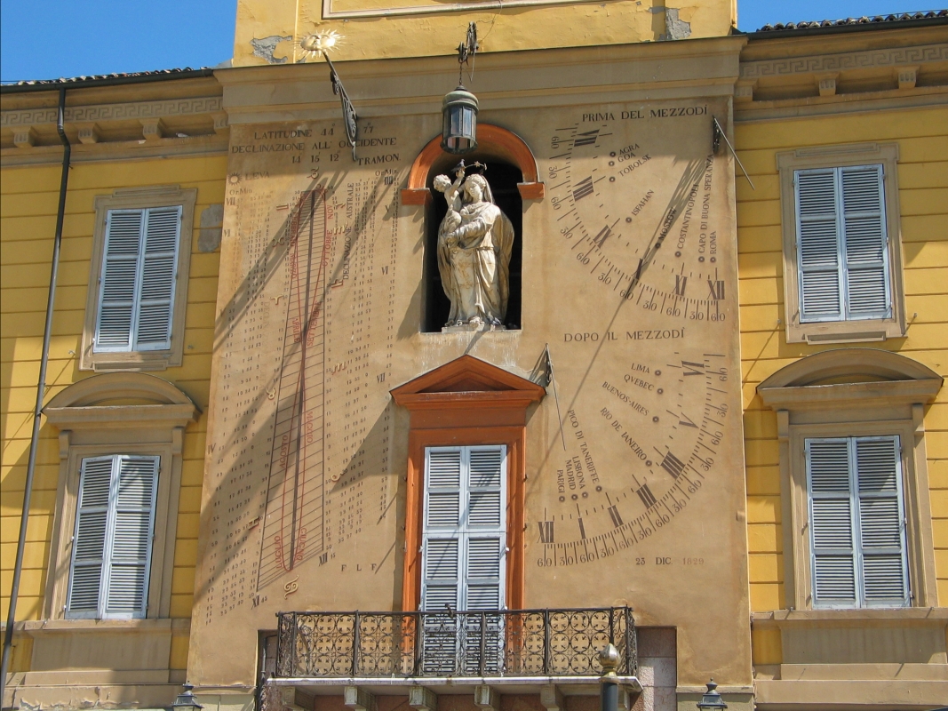 Clessidra del Palazzo del Governatore in Piazza Garibaldi a Parma - Carloferrari