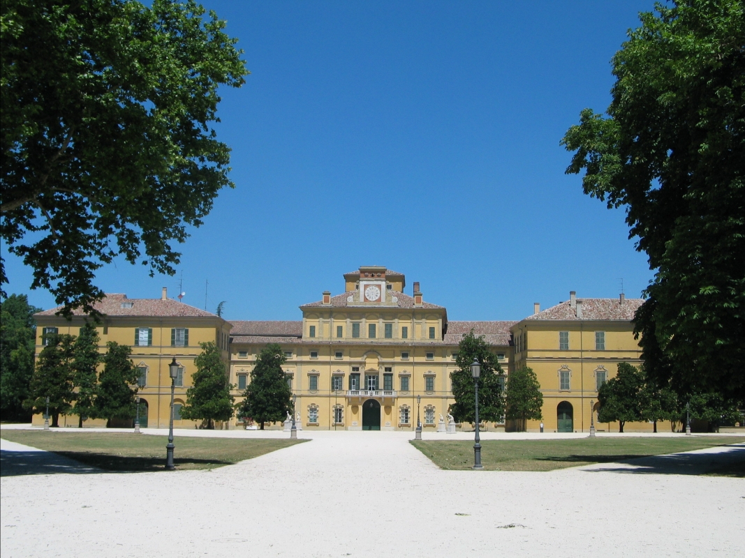 Il Palazzo Ducale all'interno del Parco Ducale di Parma - Carloferrari