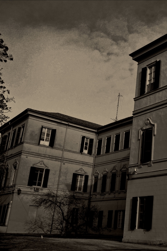 Palazzo all'interno del Parco a Parma - Paperkat