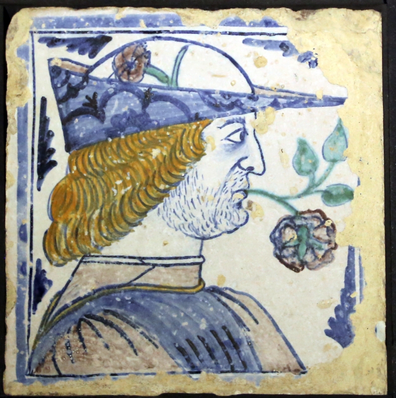 Bottega pesarese, pavimento maiolicato dal monastero di san paolo a parma, 1470-82 ca., uomo di profilo con berretto e rosa in bocca - Sailko