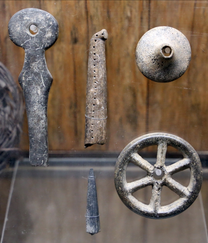 Età del bronzo medio-recente, manufatti in osso e corno di cervo, 1550-1200 ac ca, da castellazzo di fontanellarto - Sailko